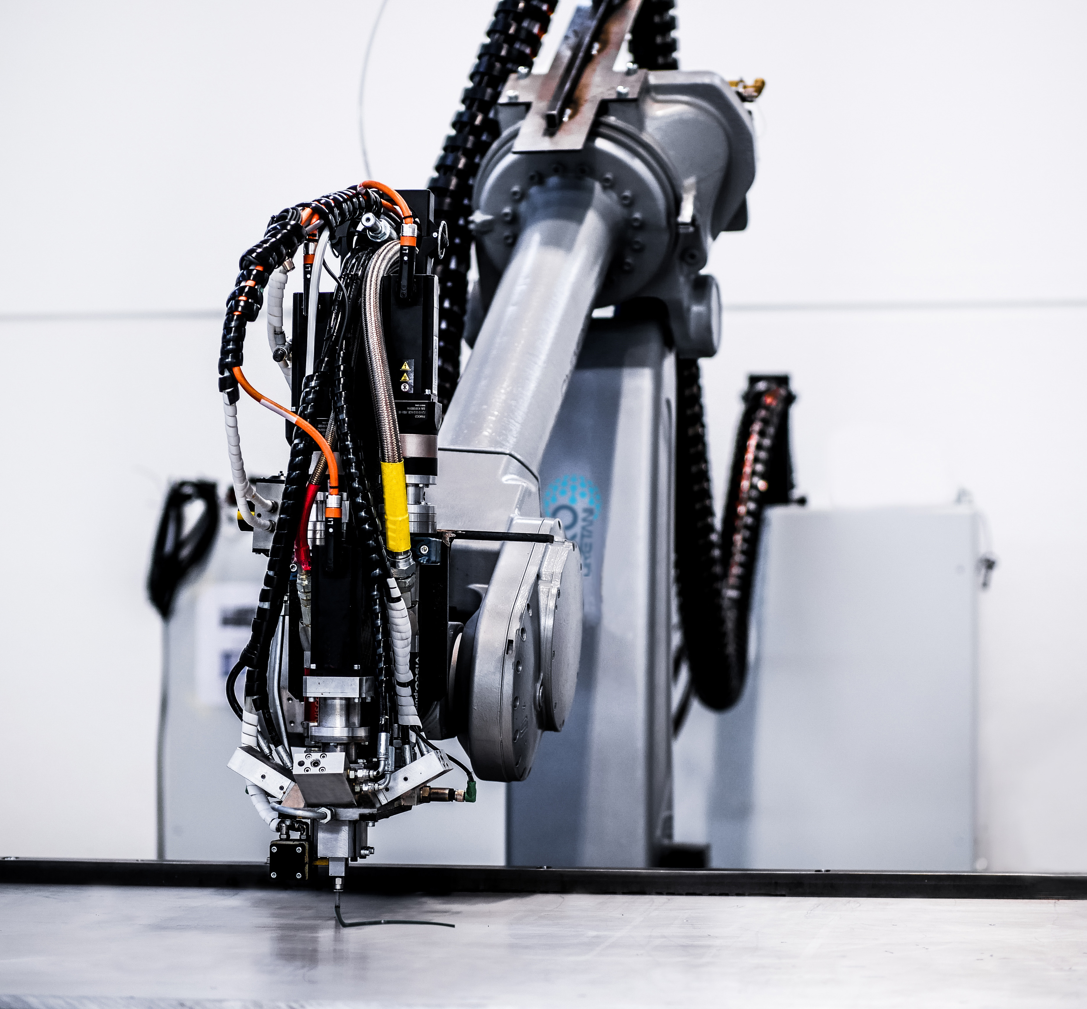 Robot antropomorfo per la stesura di guarnizione poliuretanica